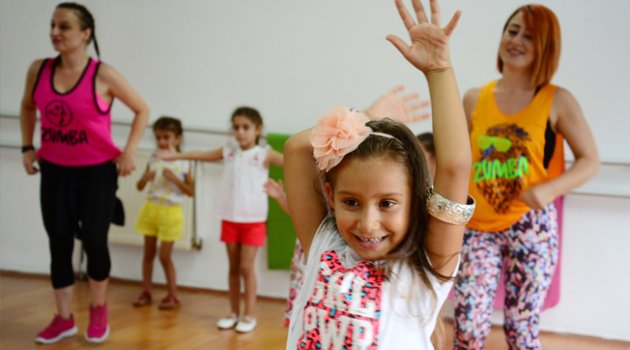 Anneleriyle Birlikte Zumba Yapıyorlar