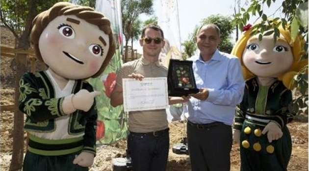 Antalya'daki Çocuk Yoluna Frodo İmzası