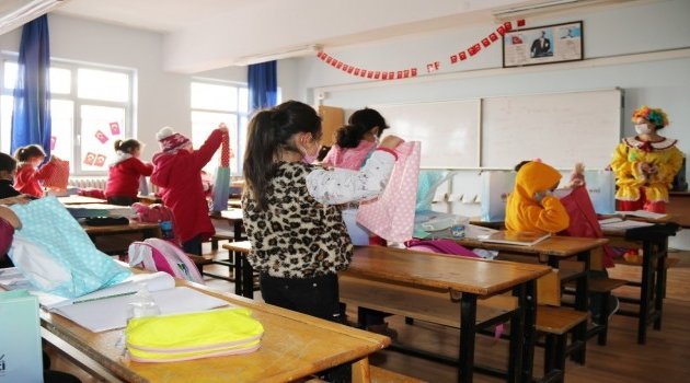 Atakum’dan yüzlerce minik öğrenciye sürpriz hediye