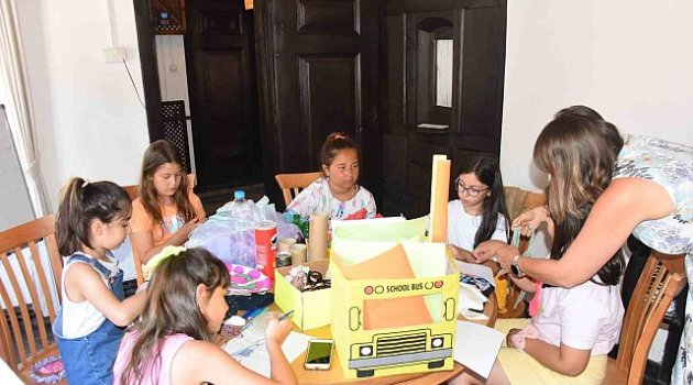 Atık malzemelerden kostüm dikecekler