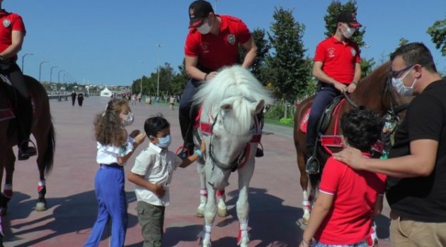 Atlı polislere çocuklardan yoğun ilgi