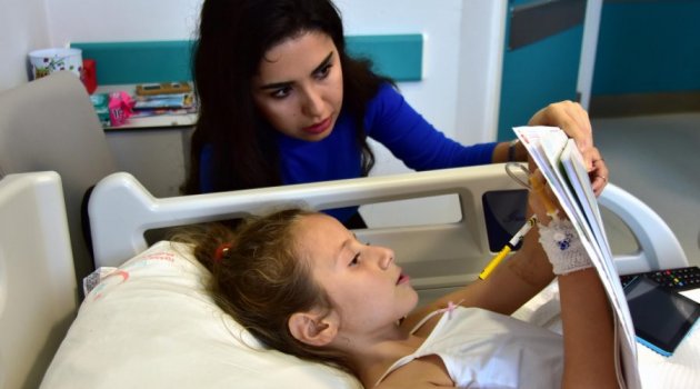 Ayağı kesilen Aylin'e hastane odasında ders