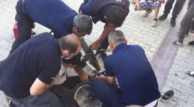 Ayağı pedala sıkışan çocuğu itfaiye kurtardı