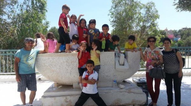 Aylan Bebeğin Temsili Ayak İzlerini Çocuklar Yapmış