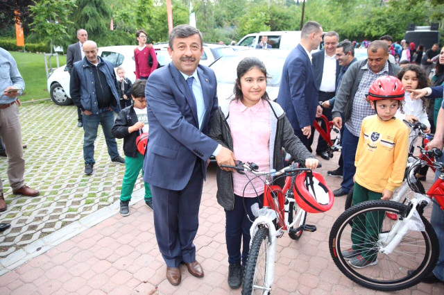 Başarılı Öğrencilere Bisiklet Hediye Edildi