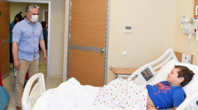 Başkan amcalarından sünnet çocuklarına ziyaret