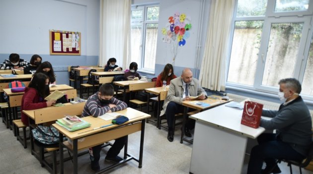 Başkan Aydın öğrencilerle birlikte kitap okudu