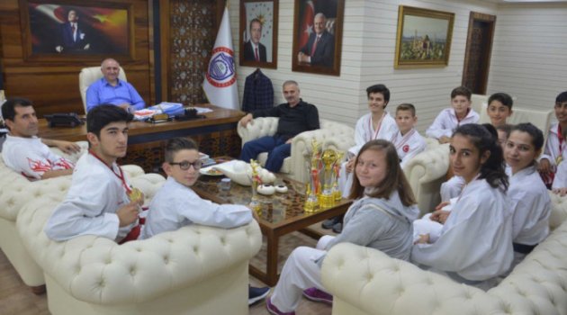 Başkan Çağlayan Karatecileri Ağırladı