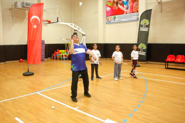 Başkan Fadıloğlu, Gençlerle Badminton Oynadı