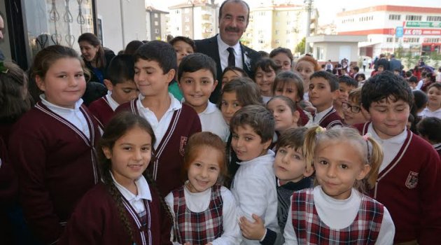 Başkan Türkyılmaz’dan Okullara Atatürk Köşesi Armağanı!