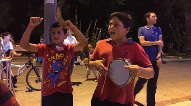 Bayram Harçlıklarını Darbuka Çalarak Çıkarıyorlar