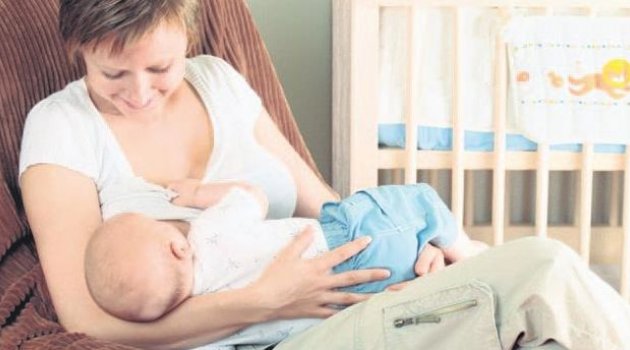 Bebek Her Öğünde Tek Göğüste Emzirilmeli