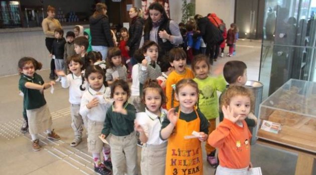 Bergamalı Minikler Kukla Gösterileri İle Eğlendi
