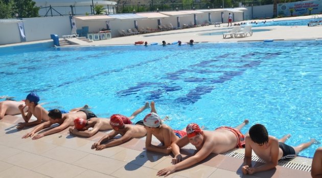 Bilecek'te 350 Çocuk Yüzme Öğreniyor