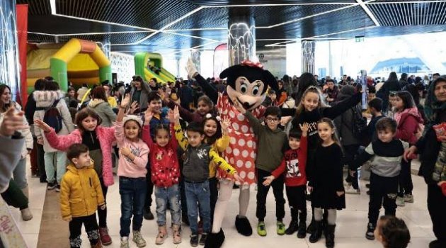 Binlerce çocuk doyasıya eğleniyor