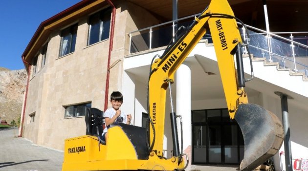 Bu ekskavatörü çocuklar kullanıyor