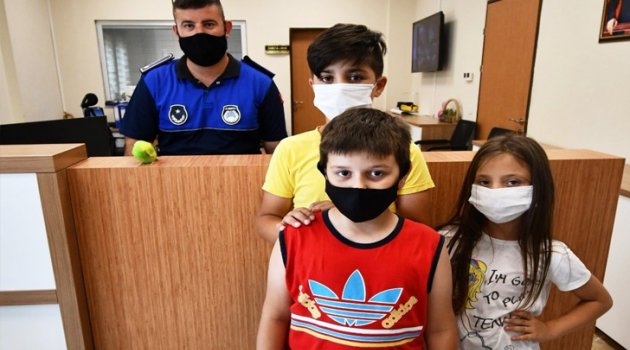 Buldukları muhabbet kuşunu zabıtaya teslim ettiler
