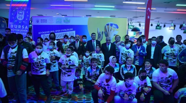 Bursa'da özel çocuklar bowlingle eğlendi