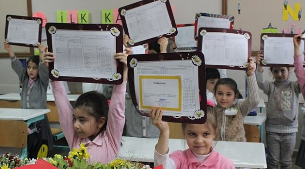 Bursa'da Yarım Milyon Öğrenci Karne Heyecanı Yaşadı