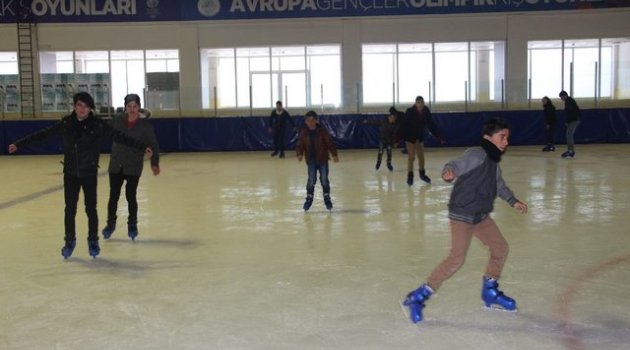‘’Buzda Yeşeren Hayatlar’’ Projesi İle Buz Pateni Öğreniyorlar
