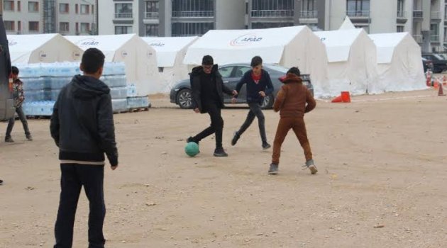 Çadırlar depremzede çocuklar için risk oluşturuyor