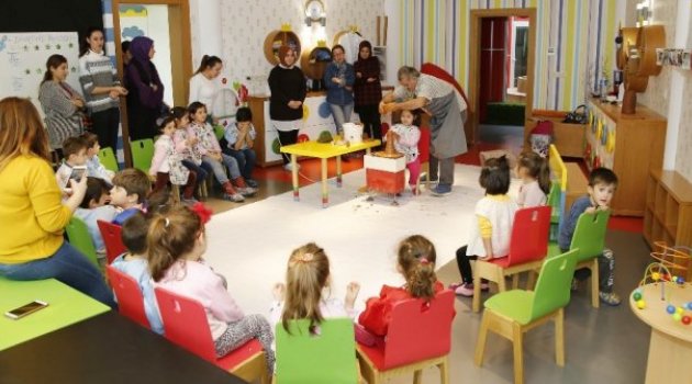 Çamurdan Vazo Yapıp, Annelerini Sevindirecekler