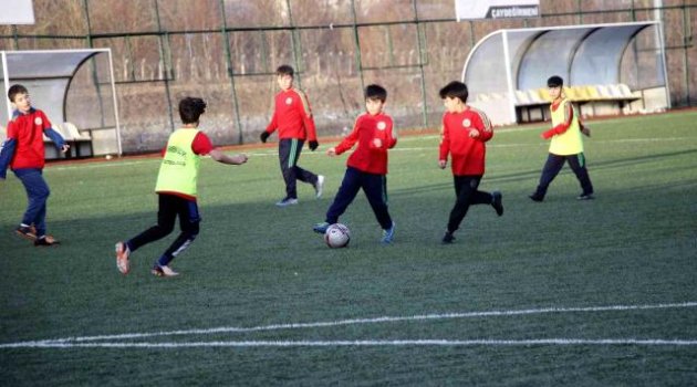 Çaydeğirmeni'nde minikler futbola hevesli