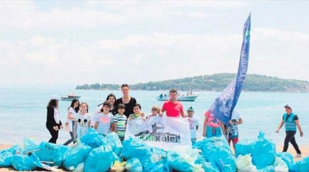 Çevreci minik öğrenciler Büyükada’yı temizledi
