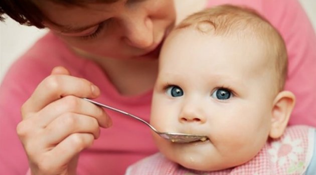 Çocuğunuza yemek yedirirken bunları yapmayın