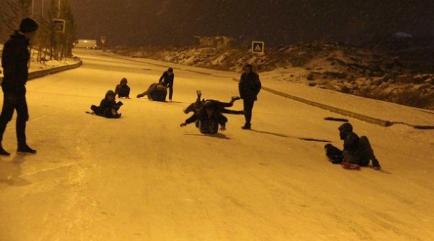 Çocuklar 4 yıl aradan sonra yağan karın keyfini çıkardı