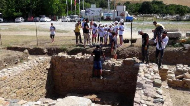 Çocuklar Antik Eserlerin Kopyalarını Kille Yaptı