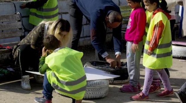 Çocuklar, Araç Lastiklerinden Kedi Evi Yaptı