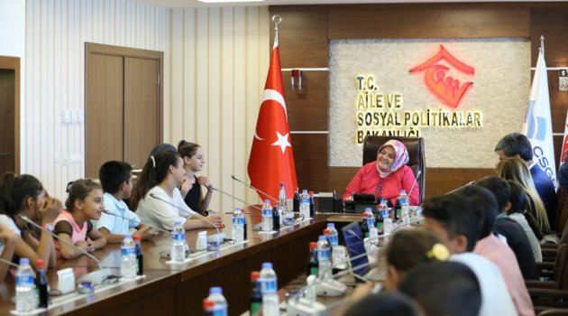 Çocuklar Bakan Selçuk'un Konuğu Oldu