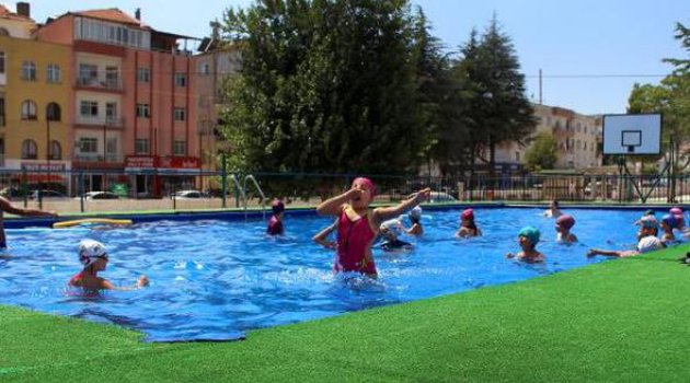 Çocuklar Eğlenerek Yüzme Öğreniyor