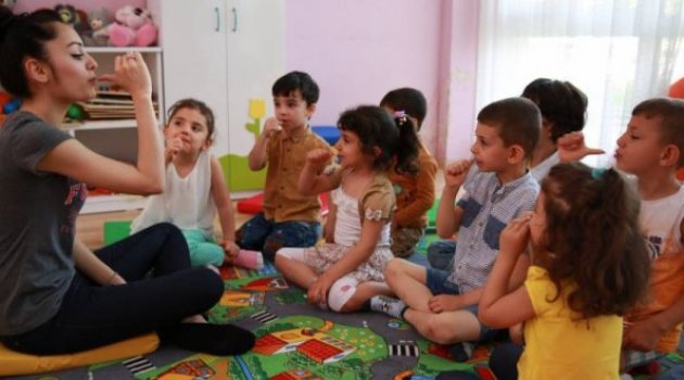 Çocuklar empati kurmak için işaret dilini öğreniyor