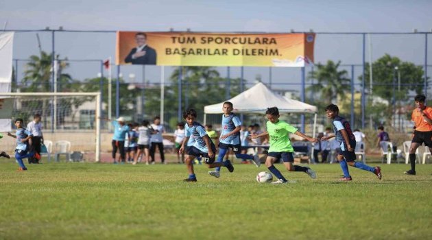 Çocuklar futbol turnuvasında ter döktü