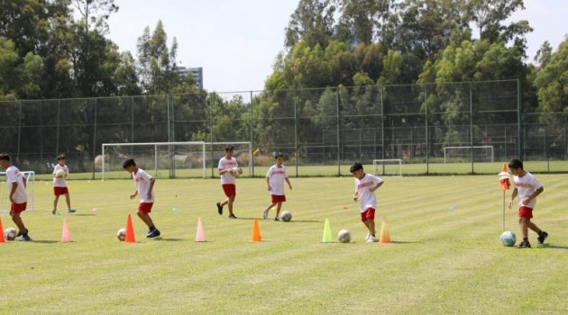 Çocuklar futbolu eğlenerek öğreniyor