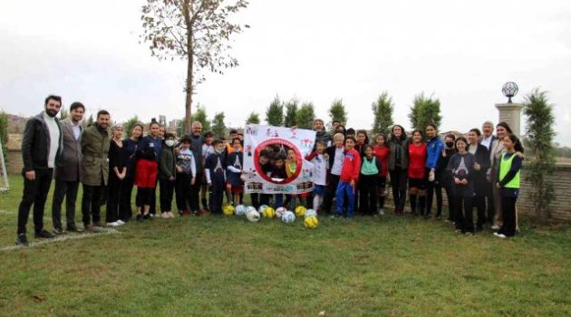 Çocuklar futbolu paylaşmak için bir araya geldi