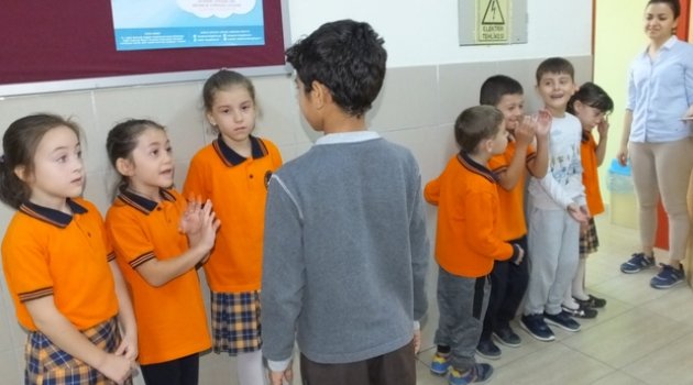 Çocuklar Güle Ağlaya Aşı Oldu