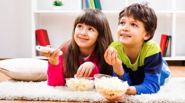 Çocuklar Günün 9 Saatini Ekran Başında Geçiriyor