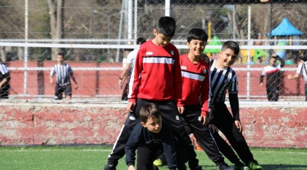 Çocuklar halı sahalara kavuştu