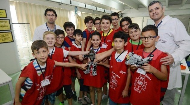 Çocuklar Hayal Güçleri İle Kendi Oyuncaklarını Yapıyorlar