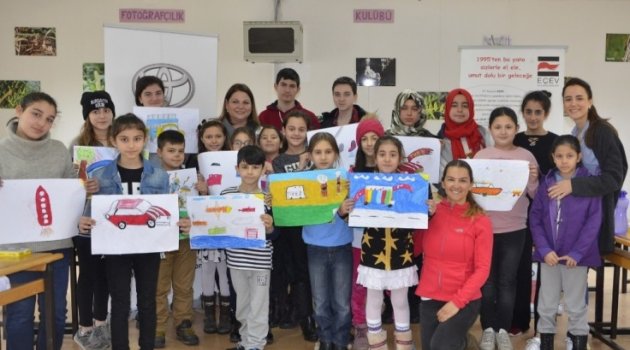 Çocuklar Hayallerindeki Arabaları Çizdi