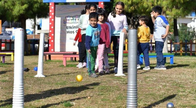 Çocuklar her pazar sahilde bocce oynuyor