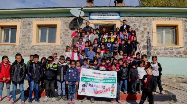 Çocuklar ilk kez Hacivat-Karagöz oyunuyla tanıştı
