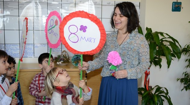 Çocuklar Kadınlar Gününü kutladı