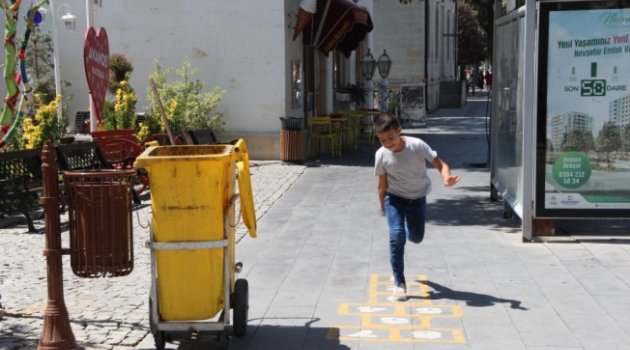 Çocuklar Kaldırıma Çizilen Seksek Oyununu Çok Sevdi