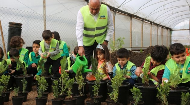 Çocuklar kendilerine özel serada ekiyor