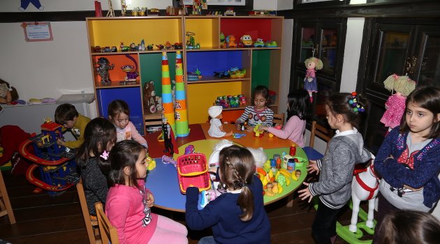 Çocuklar Klavye İle Değil Oyuncakla Oynuyor