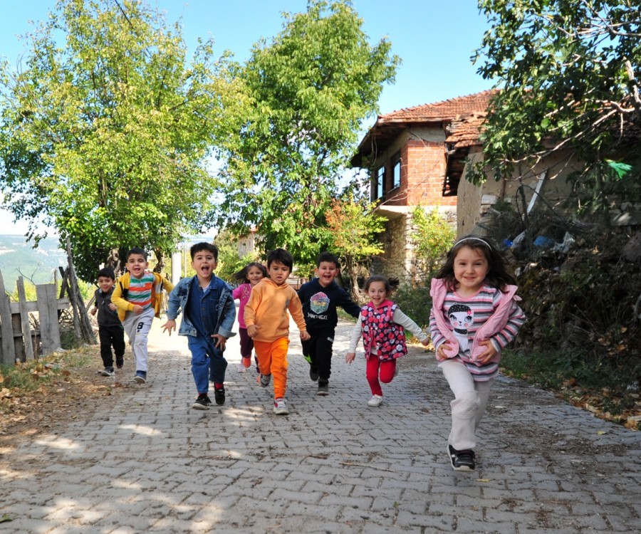 Çocuklar köy yaşamını öğreniyor